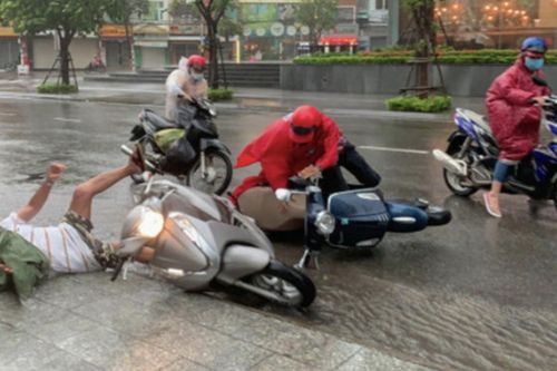 Bão số 12 đổ bộ: Di dời dân khẩn cấp, chìm tàu cá ở Khánh Hòa