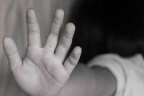 Thấy chồng hay chơi trò bịt mắt với con gái riêng, người vợ nào ngờ đã có tội ác kinh khủng xảy ra suốt 5 năm khiến cô hối hận cả đời