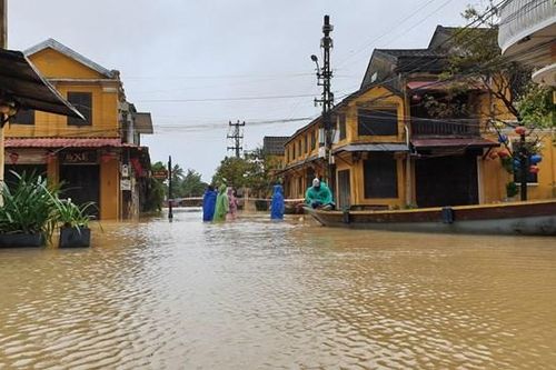 Mưa lớn, thủy điện xả lũ, phố cổ Hội An ngập nước