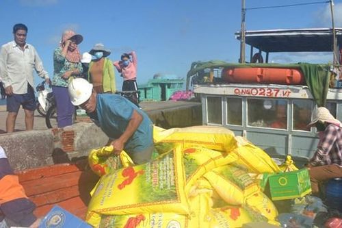 Huyện đảo Lý Sơn xuất gạo cấp cho người dân ứng phó bão