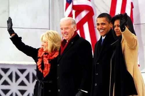 Tình bạn thân thiết giữa hai nhà Biden và Obama