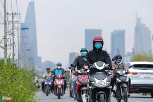 Người TP.HCM co ro giữa tiết trời se lạnh