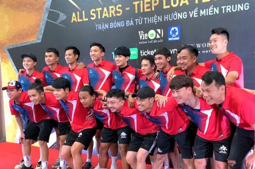Khán giả đến kín sân xem Quang Hải, Jack chơi bóng