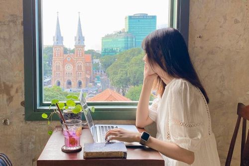 Check-in khung cửa sổ nhìn ra nhà thờ Đức Bà