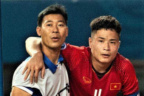 Trung vệ Đặng Văn Tới rách cơ vai