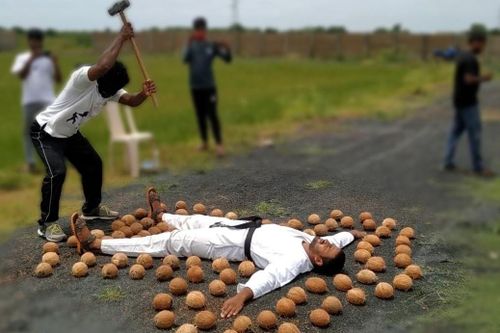 Kỷ lục nhắm mắt đập vỡ trái dừa trong một phút