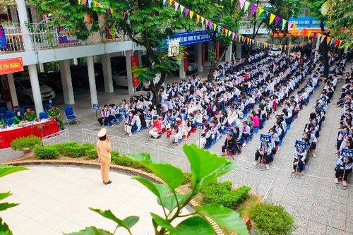 Công an quận Thanh Xuân tăng cường phổ biến kiến thức luật giao thông