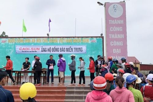 Đem yêu thương về với bà còn vùng bão lũ