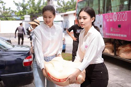 Tiểu Vy, Phương Nga, Thúy An cùng thí sinh Hoa hậu Việt Nam 2020 từ thiện tại Vũng Tàu