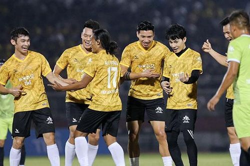 Quang Hải, Văn Hậu và Văn Toàn hút hàng vạn CĐV khi đá bóng với Jack