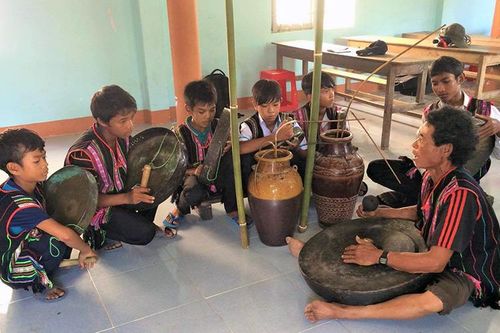 Ðắk Lắk cấp 26 bộ chiêng cho các buôn đồng bào DTTS