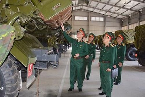 Trung tướng Ngô Minh Tiến kiểm tra tại Lữ đoàn 204