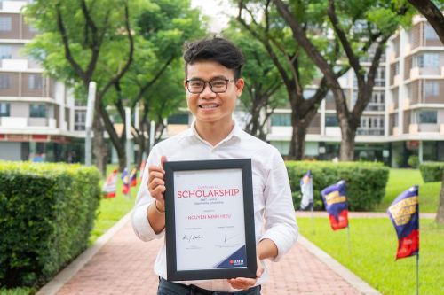 Từ cậu bé bán bánh mì đến sinh viên trường Đại học quốc tế
