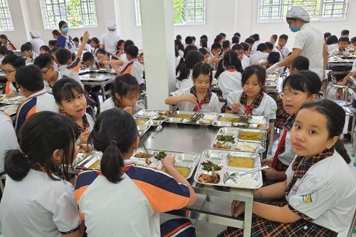 Bất cập giám sát bữa ăn học đường