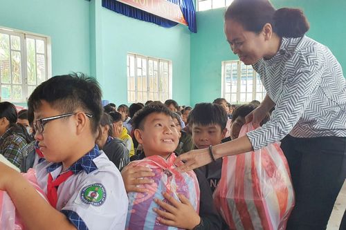 200 phần quà tặng học sinh vùng lũ Nông Sơn