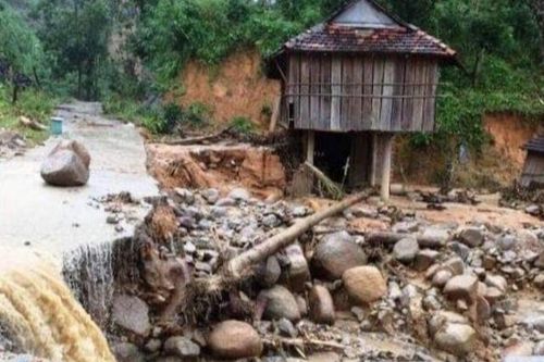 Gần 270 HS trường miền núi Ba Tơ nghỉ học vô thời hạn do nguy cơ sạt lở