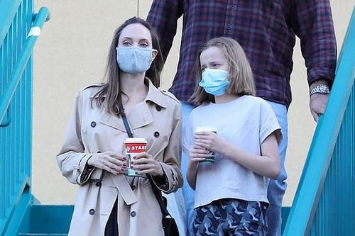 Angelina Jolie thoải mái đi mua cafe cùng con gái út tại Los Angeles