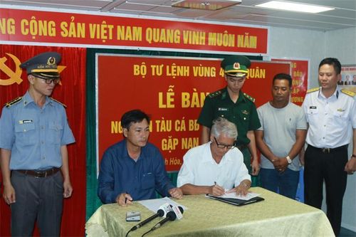 Sống sót giữa tâm bão cấp 12