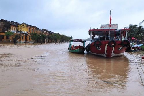 Hình ảnh nhiều tuyến đường ngập sâu, chia cắt do mưa lớn ở Quảng Nam