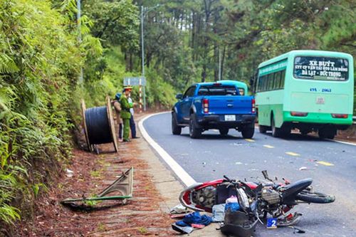 Tông ngược chiều với xe buýt đang đổ đèo, người đàn ông tử vong