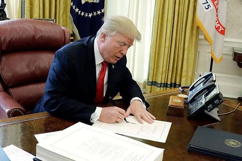 Nếu không thắng, ông Trump vẫn đút túi trăm triệu đô nhờ viết hồi kí