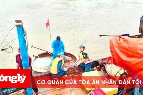 Lật thuyền thúng trên biển, một ngư dân may mắn được cứu