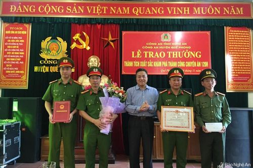 Trao thưởng cho chuyên án bắt 12 bánh heroin ở Quế Phong