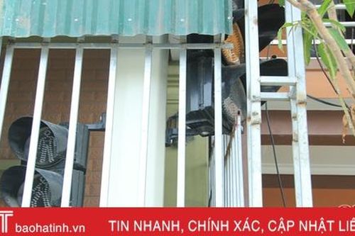 Đèn tín hiệu giao thông 'trốn' trong nhà dân ở Nghi Xuân