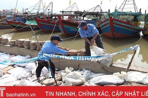 Bờ kè khu neo đậu tránh trú bão ở Hà Tĩnh sụt lún nghiêm trọng