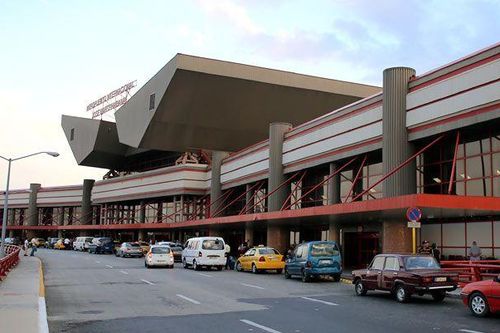 Séc mở cửa trở lại trường tiểu học, Cuba đón các chuyến bay thương mại