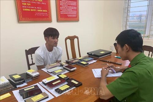 Bắt đối tượng cạy cửa trộm 80 chiếc điện thoại di động, 2 máy tính xách tay