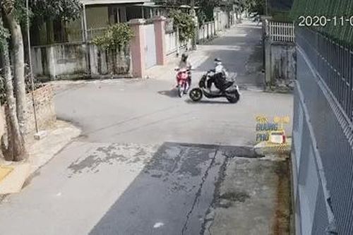 Clip: Quay đầu xe sang phải khi qua ngã tư, người đàn ông bị nữ sinh tông ngang thân xe