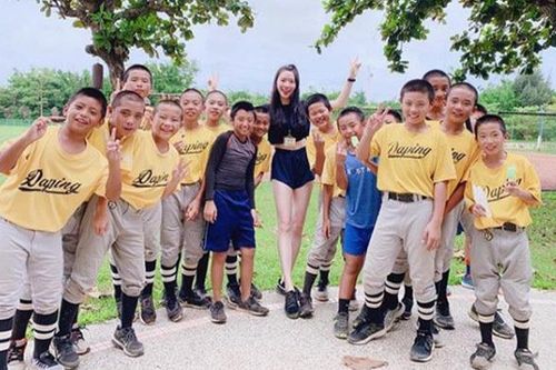 Đến trường đón con sau giờ học, người mẹ đùng đùng nổi giận khi vừa nhìn thấy cô giáo trẻ