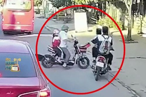 Clip: 2 nam sinh chạy xe máy va chạm với người đàn ông đang sang đường, dân tình tranh cãi lỗi của ai?