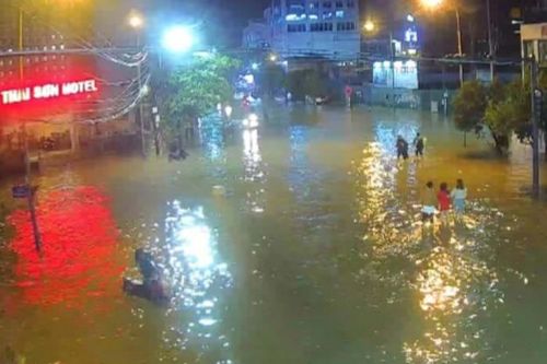 Thừa Thiên - Huế: Sơ tán 37.000 người, 2 hồ thủy điện nước về bao nhiêu phải xả bấy nhiêu