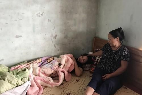 Hà Tĩnh: Người thân nghẹn ngào chờ thi thể các nạn nhân bị tai nạn ở Campuchia về nước