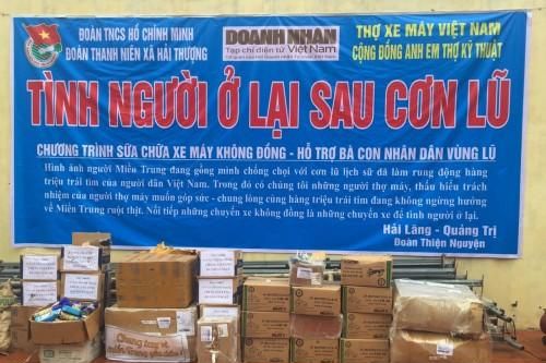 Tình người ở lại sau cơn lũ: Đội thợ sửa chữa xe máy không đồng đến với bà con miền Trung