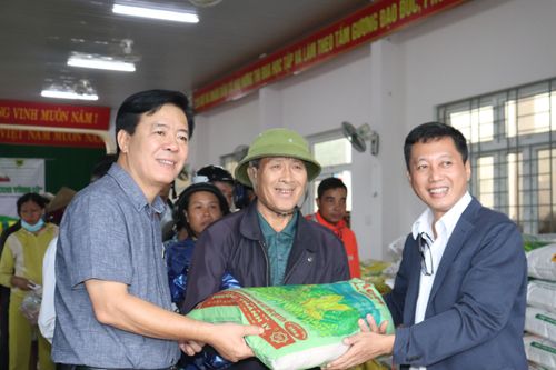 Công ty CP Phân bón Bình Điền-Báo Nông thôn ngày nay: Hỗ trợ sinh kế cho người dân vùng lũ