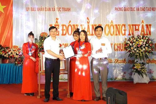 Đón Bằng công nhận đạt chuẩn Quốc gia