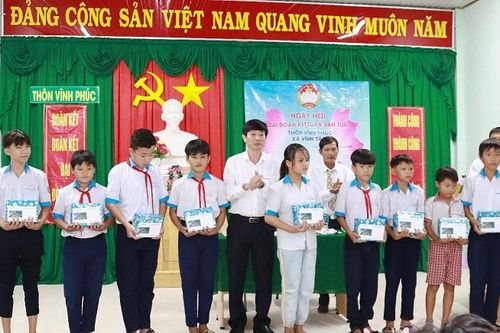 Nhà máy Nhiệt điện Vĩnh Tân 4: Trao 30 suất học bổng cho học sinh nghèo
