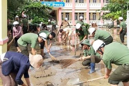 Công an khu Nam Trung bộ giúp dân khắc phục hậu quả bão lũ