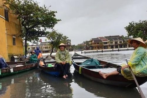 Phố cổ Hội An lại ngập sâu, người dân đi lại bằng ghe