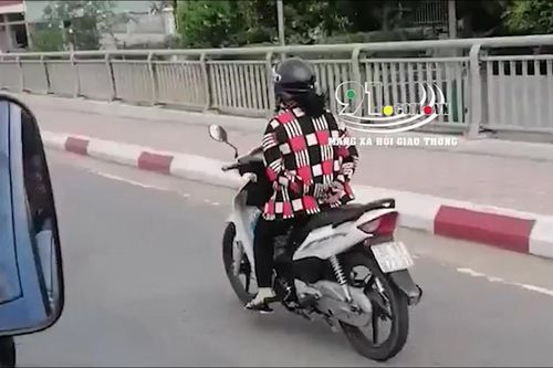 Nữ tài xế 'tay không' lái xe máy qua cầu tại Cần Thơ