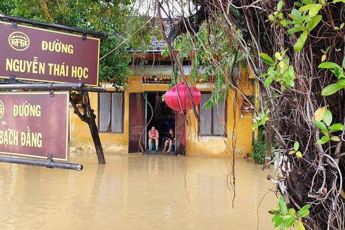 Phố cổ Hội An chìm trong nước lũ, người dân chèo thuyền vượt đường ngập lụt