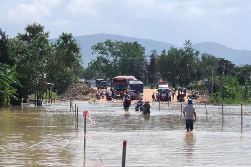 Nước lũ lên nhanh ở Gia lai, chia cắt giao thông tại quốc lộ 25