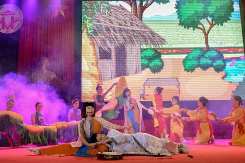 Giảng viên đại học trổ tài múa hát chuyên nghiệp, khoe kỹ năng sư phạm