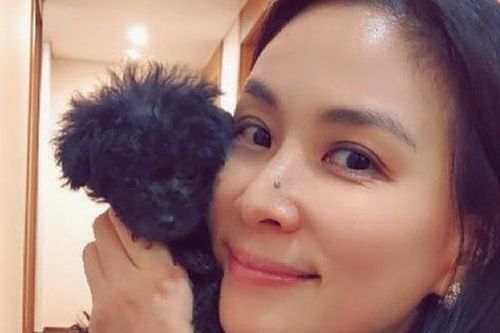 Xuất hiện nếp nhăn nơi khóe mắt nhưng bà xã Jang Dong Gun vẫn nhận 'mưa lời khen' khi sở hữu điều này ở tuổi 48