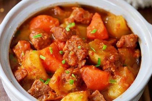 Trời lạnh chỉ cần nấu một nồi canh thịt bò là có bữa tối vừa ngon vừa đủ chất