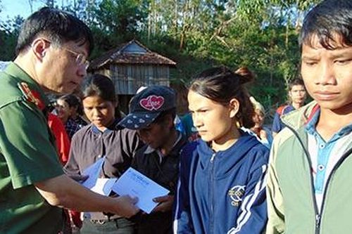 Bão lũ đi qua, tình người đọng lại