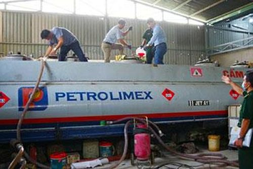 Xăng giả vẫn chảy...
